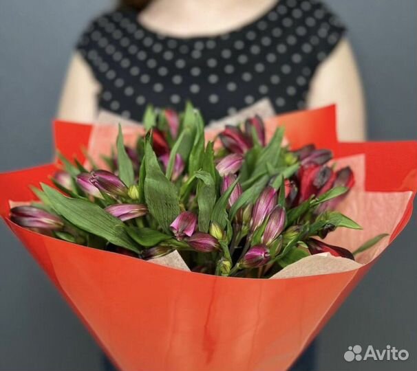 Букет из ярких, стойких альстромерий