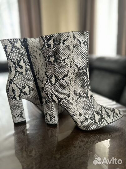Женские полусапожки под змеиную кожу