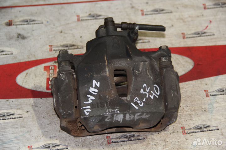 Суппорт перед лево c Toyota Isis ZNM10G 1ZZ-FE