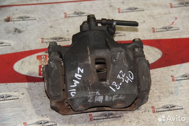 Суппорт перед лево c Toyota Isis ZNM10G 1ZZ-FE