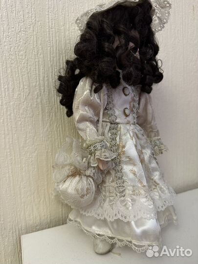 Кукла фарфоровая