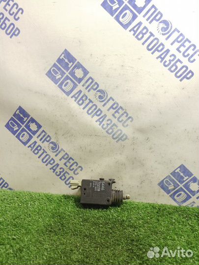 Активатор замка багажника задний Toyota Avensis