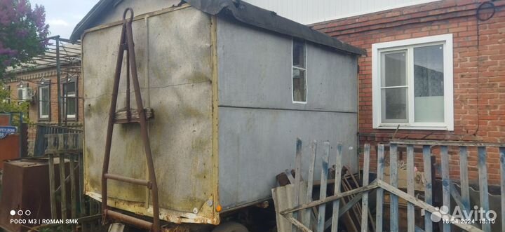 Автомобильный прицеп с будкой
