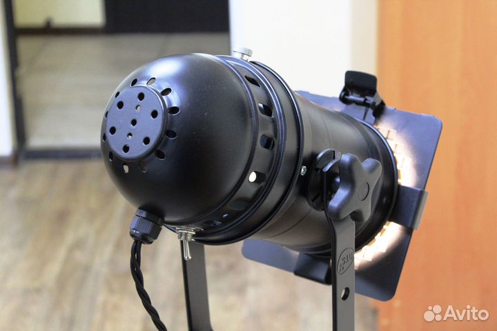 Торшер прожектор на треноге