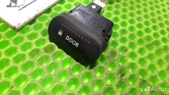 Кнопка центрального замка Nissan Almera Classic