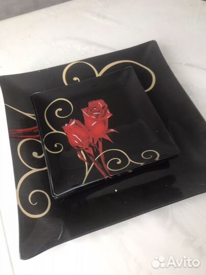 Блюдо с тарелками