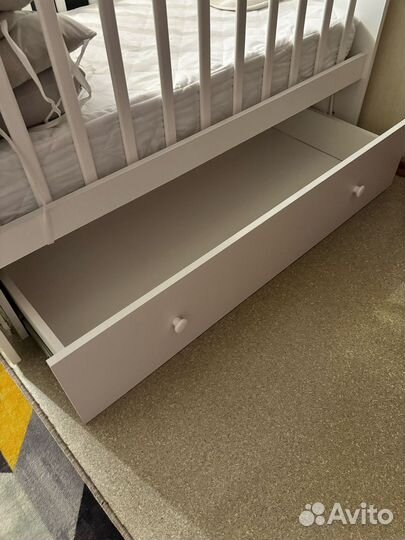 Детская кроватка с маятником и ящиком