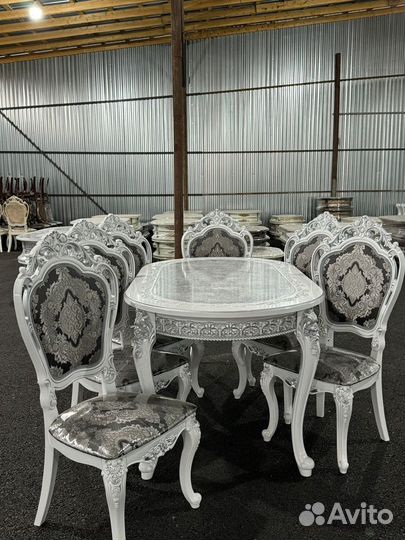 Стол и стулья