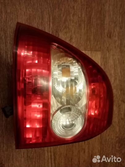 Задний левый фонарь на priora 1