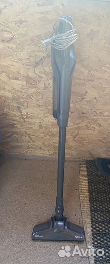 Проводной вертикальный пылесос