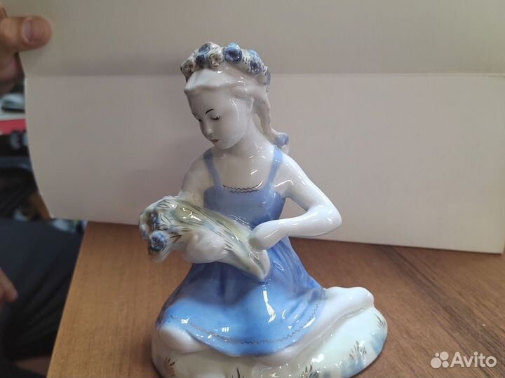 Фарфор девочка с букетом