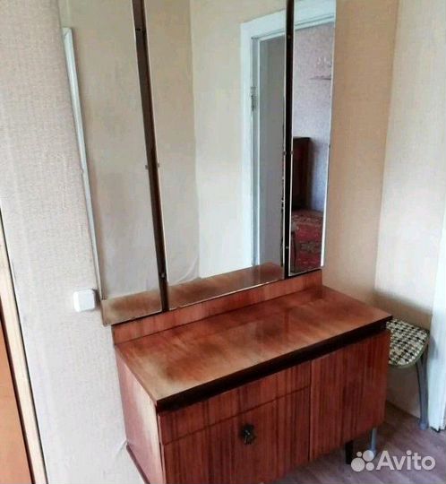 Трюмо с зеркалом