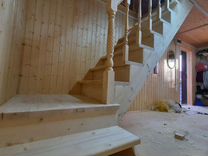 Деревянная лестница в дом и бань