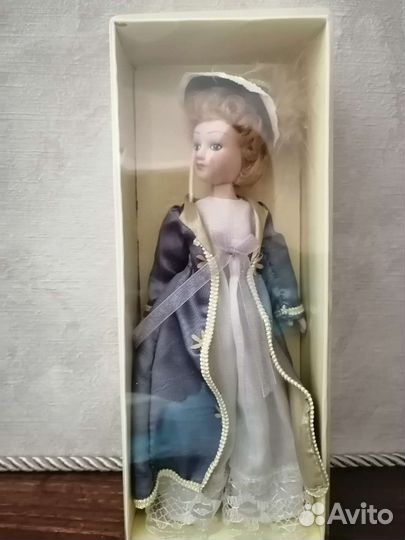 Кукла фарфоровая