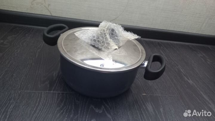 Новая кастрюля Тефаль, с тефлоновым покрытием