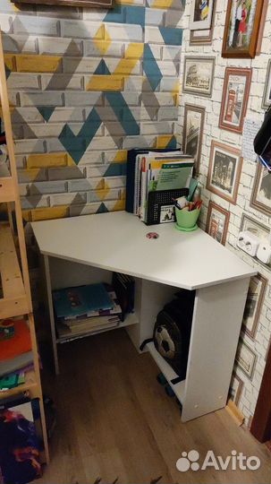 Письменный стол угловой белый