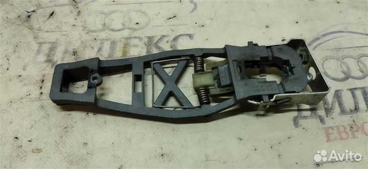 Кронштейн ручки правый VW Touran 2003-2010