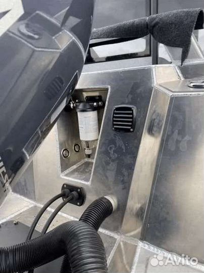 Катер Voyager 600 Cabin