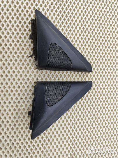 Правый и левый уголок двери Pontiac Vibe