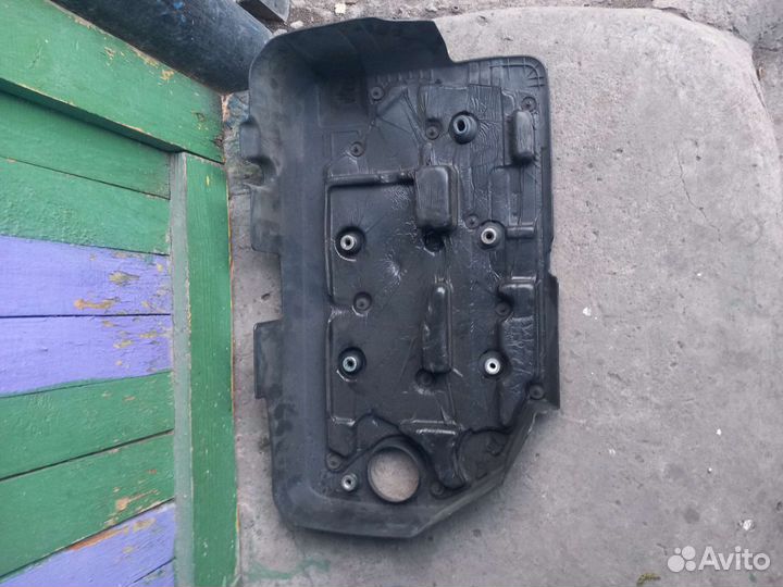 Крышка двигателя Ниссан
