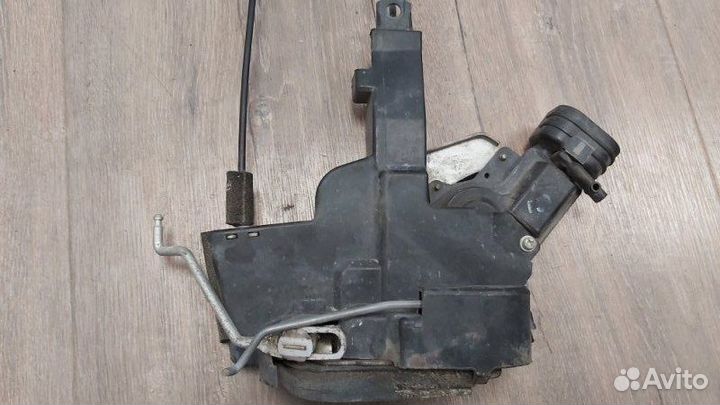 Замок двери передний правый Toyota Land Cruiser