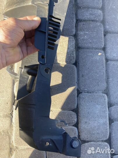 Кронштейн решетки радиатора mazda 3 bl