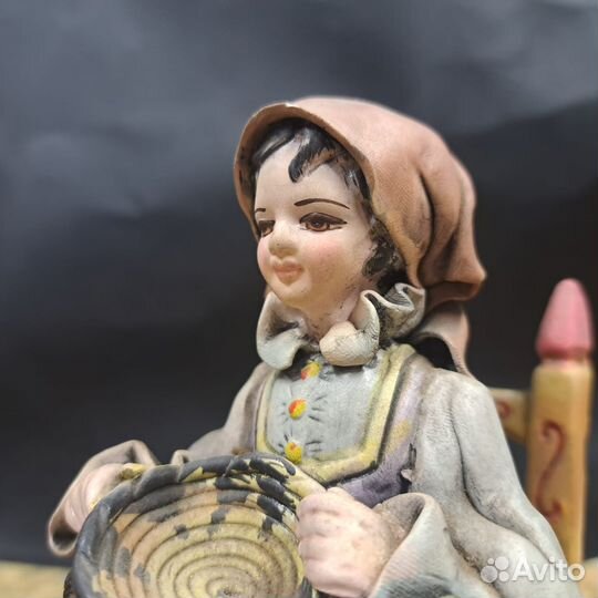 Фигурка девочки, автор Массидда, Италия