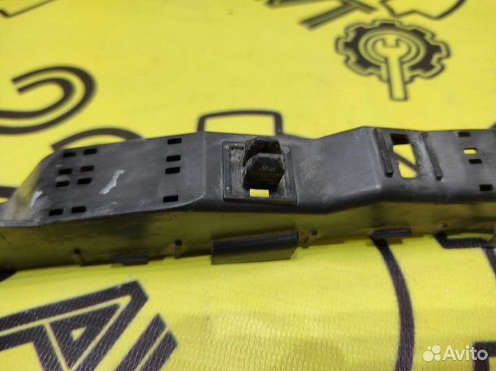 Крепление бампера переднее правое Subaru Forester