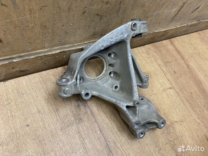 Кулак задний правый Volkswagen Teramont 2017+