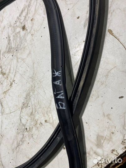 Уплотнительная резинка крышки багажника Skoda