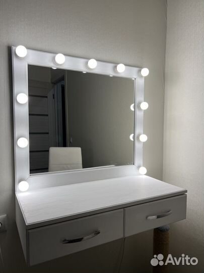 Гримерное зеркало с лампочками