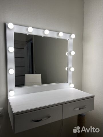Гримерное зеркало с лампочками