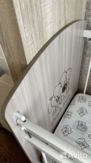 Детская кроватка с маятником