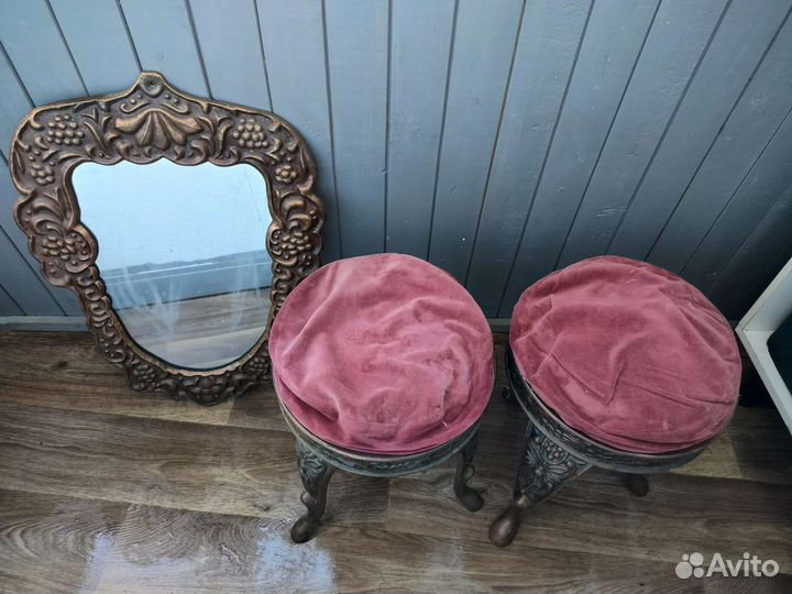 Зеркало и пуфики старинные