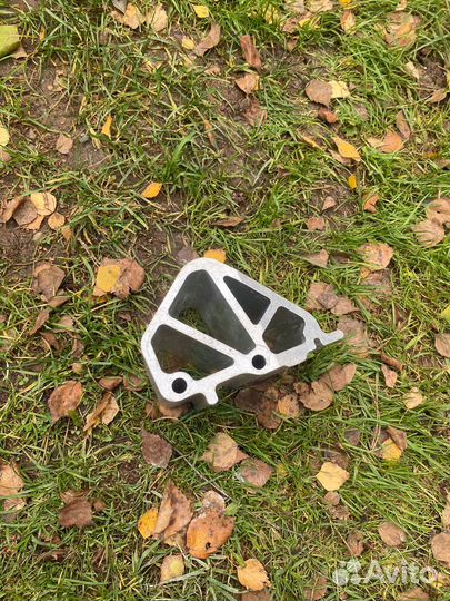 Крепление продольного рычага Mercedes-Benz Gla GLB