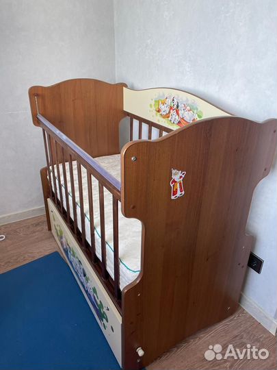 Детская кроватка с поперечным маятником