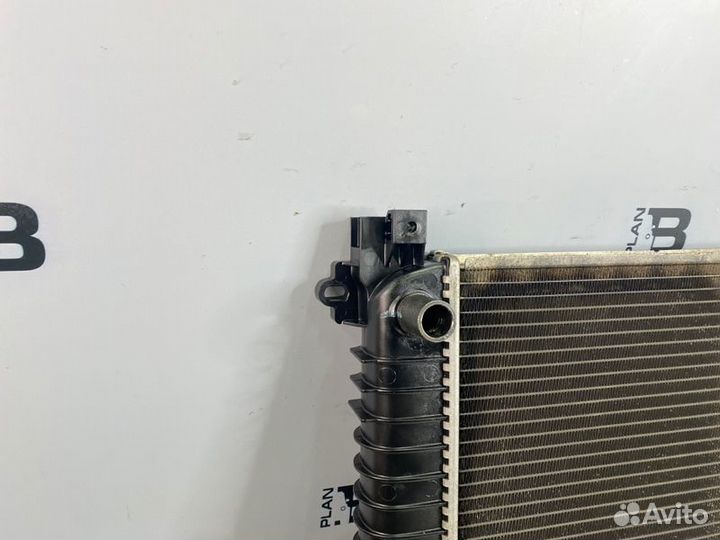 Радиатор охлаждения двигателя Volvo V70 II