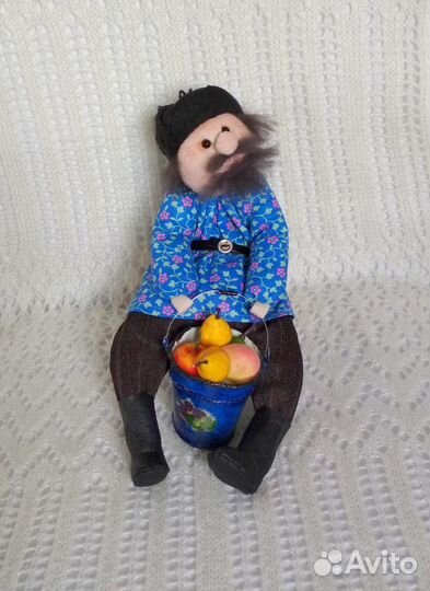 Сувенир ручной работы дедушка с ведром фруктов