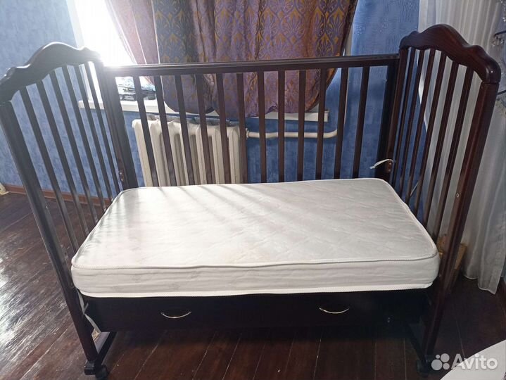 Кроватка на колесиках с ящиком
