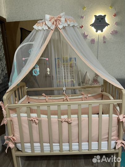 Детская кроватка с маятником и матрасом