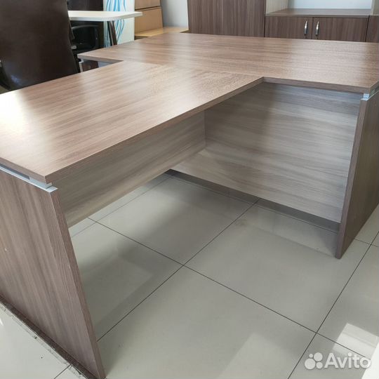 Шкафы и столы в офис