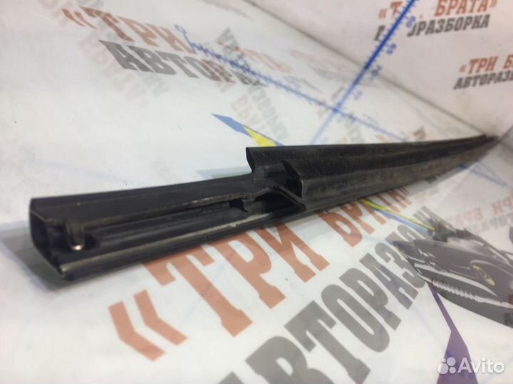 Тойота Камри Молдинг стекла передний левый