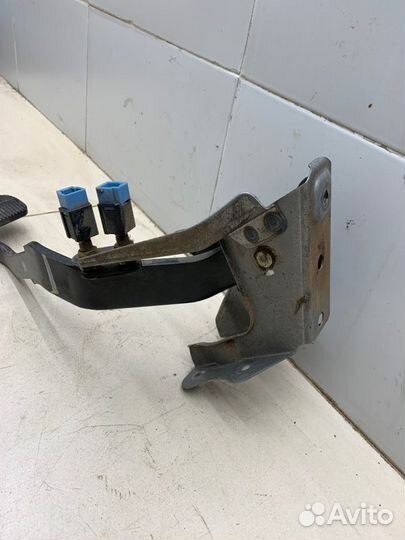 Педаль тормоза Nissan Liberty QR20 2.0 147Л 2002