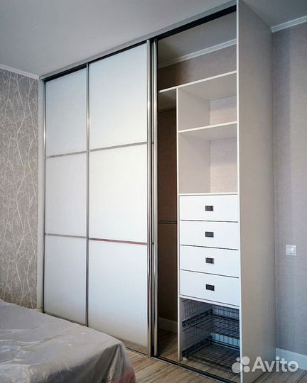 Книжный шкаф