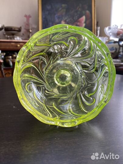 Урановое стекло старинная конфетница ваза