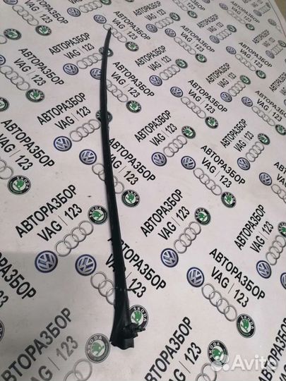 Молдинг лобового стекла Фольксваген Гольф 5