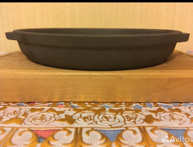 Сковорода на подставке и 2 чугуннные