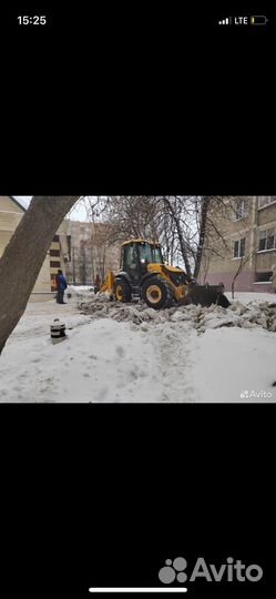 Уборка снега трактором