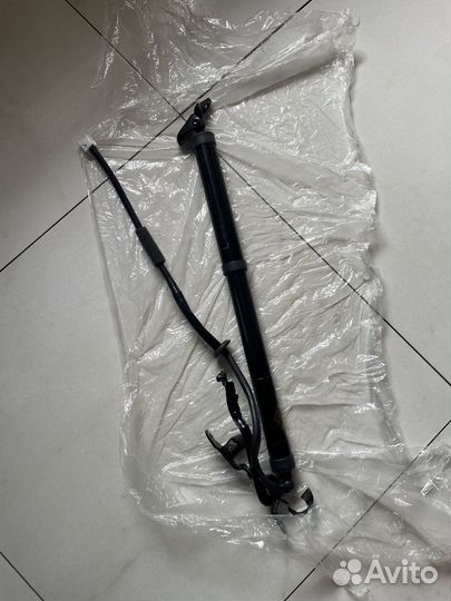 Амортизатор крышки багажника левый Toyota Rav4 40