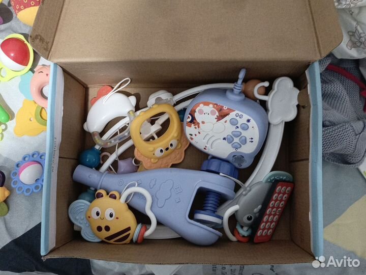 Погремушки, мобиль и коврик пианино